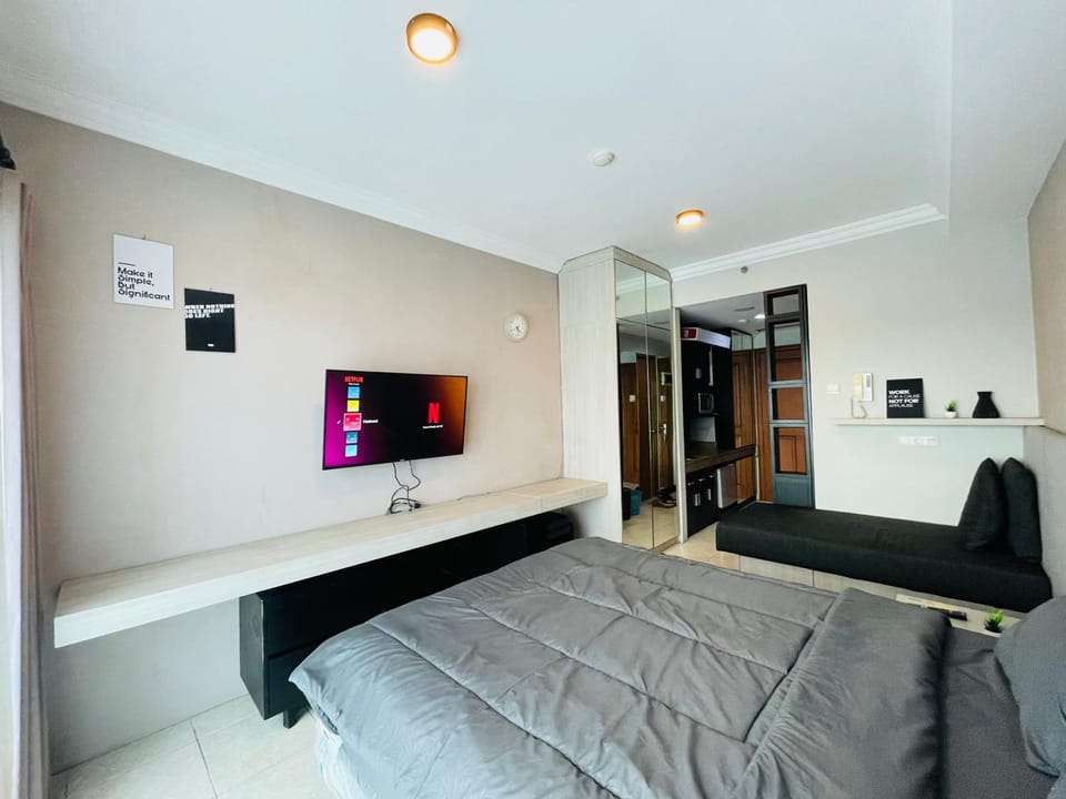 Bed, TV and multimedia, Photo of the whole room, Seating area, Bedroom