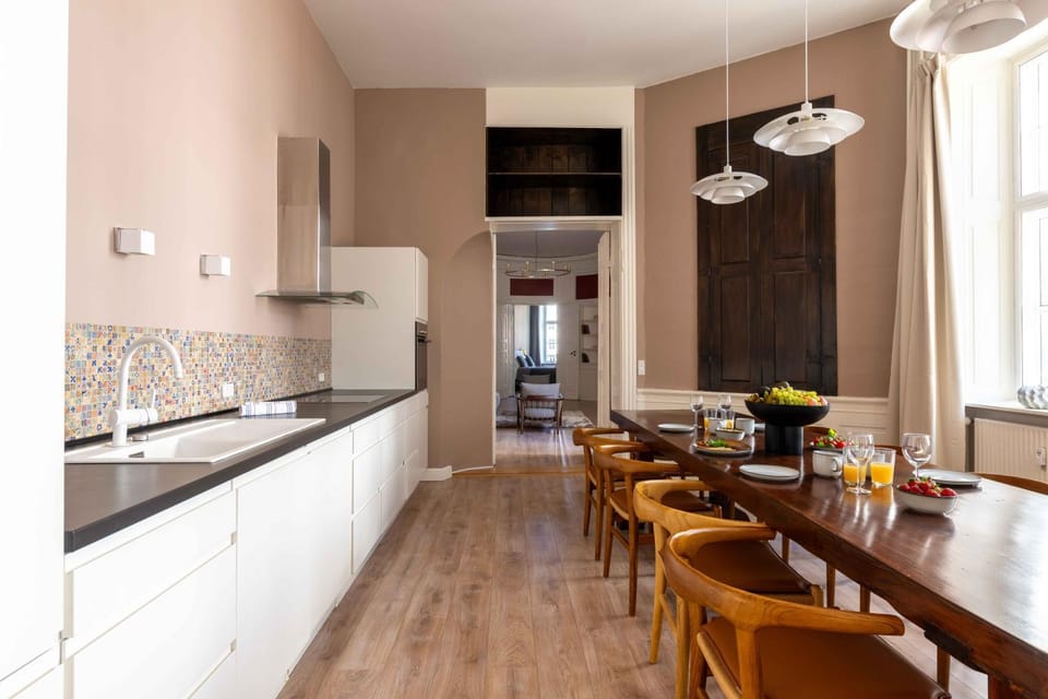 Kitchen or kitchenette, Dining area