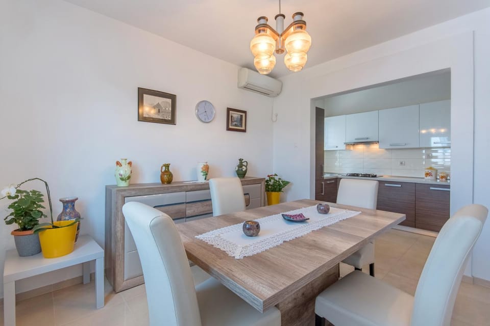 Coffee/tea facilities, Kitchen or kitchenette, Dining area, Family, Quiet street view, Inner courtyard view