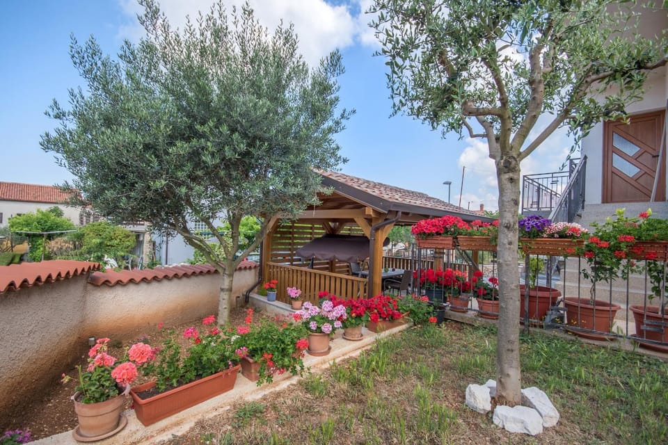 Property building, Day, Natural landscape, Garden, Garden, Balcony/Terrace, On site, Garden view, Family