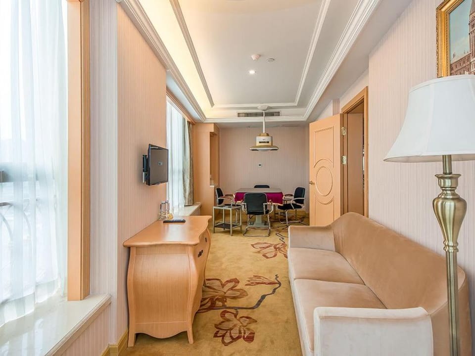 Vienna International Hotel Shenzhen Xiashuijing Metro Station Hotel in Shenzhen