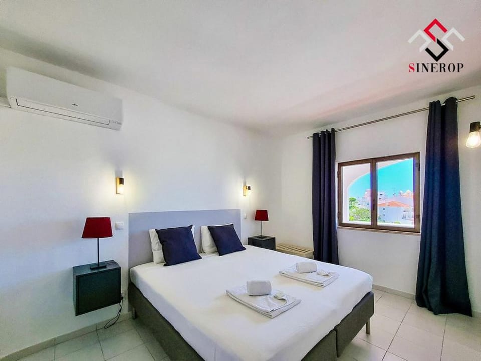 Bed, Photo of the whole room, Bedroom, air conditioner