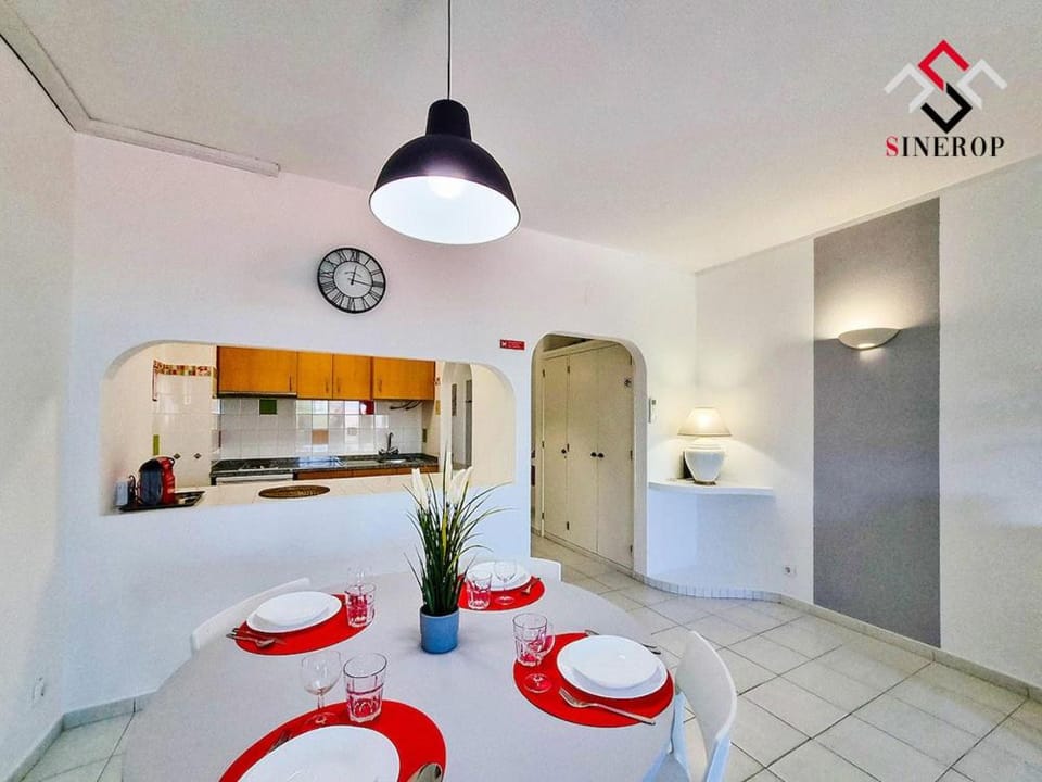 Kitchen or kitchenette, Dining area, stove