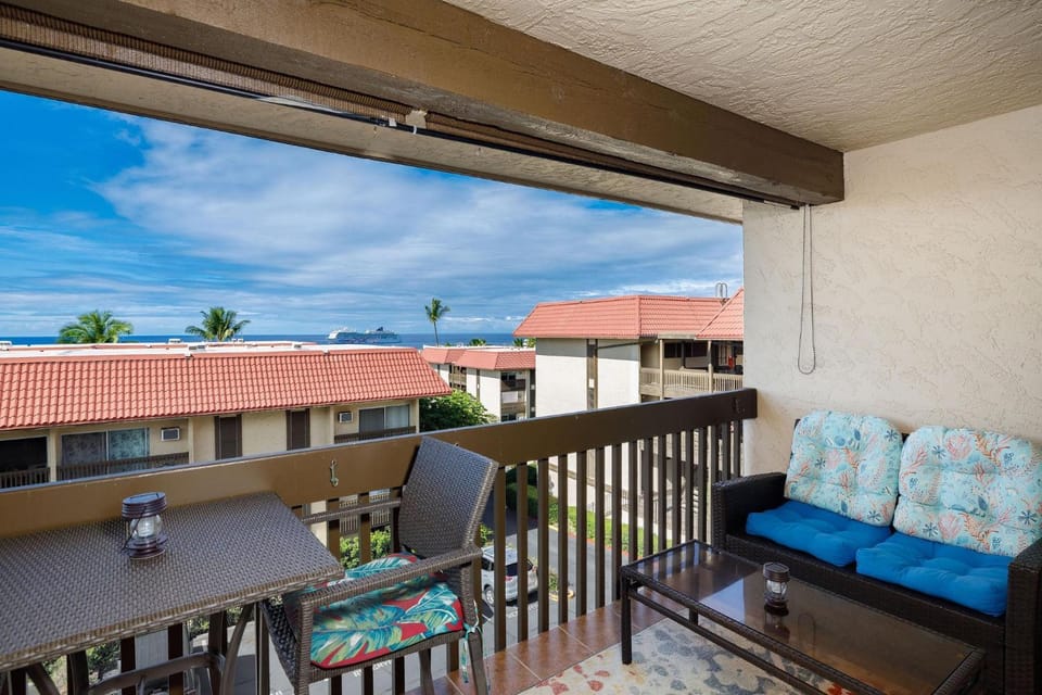 Kona Mansions 225 Top Floor 2 story Ocean views! House in Holualoa