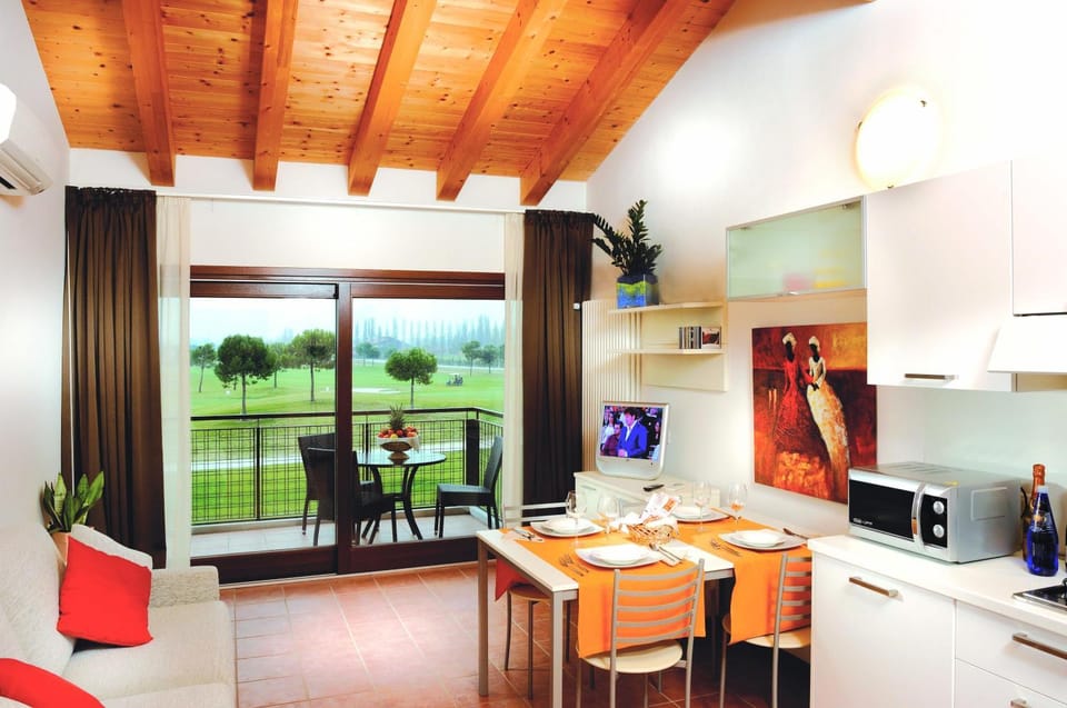 Kitchen or kitchenette, Dining area, minibar, stove
