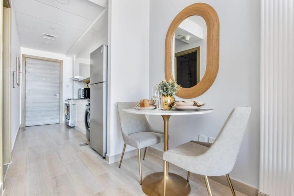 Frank Porter - Bloom Tower C Apartment in Dubai