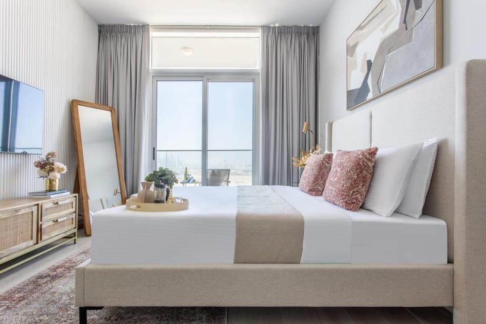 Frank Porter - Bloom Tower C Apartment in Dubai