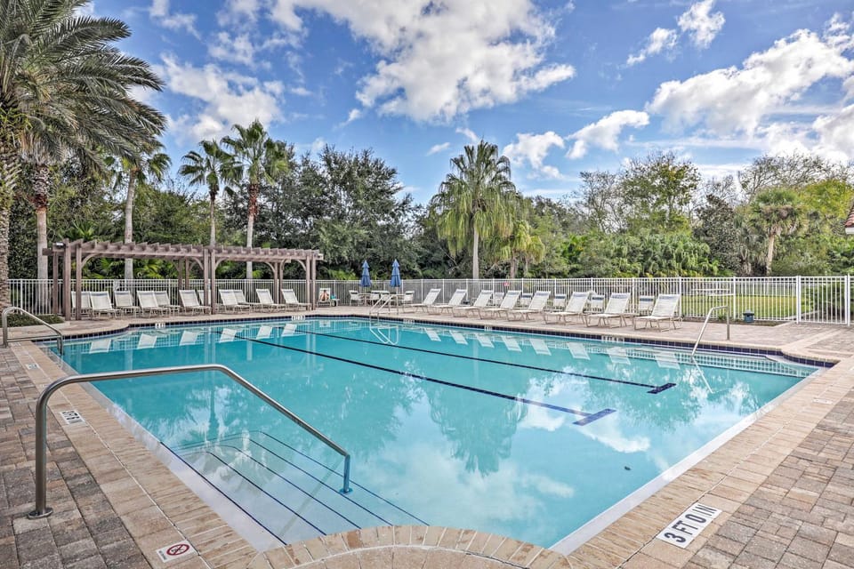 Palm Coast Townhome w/ Pool Access ~ 4 Mi to Beach House in Palm Coast