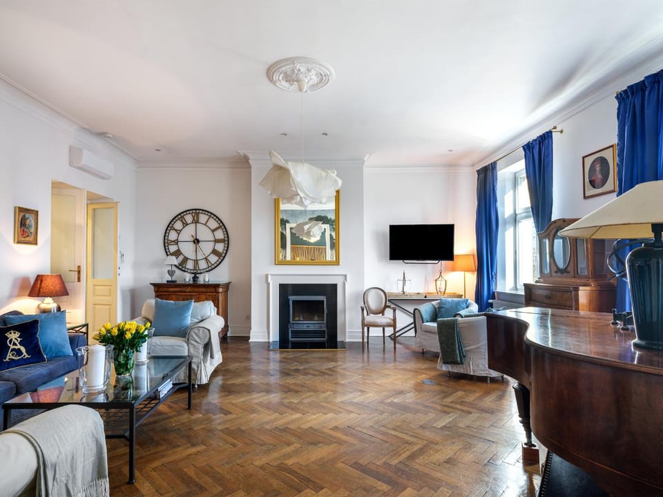 Communal lounge/ TV room, TV and multimedia, Living room, Seating area