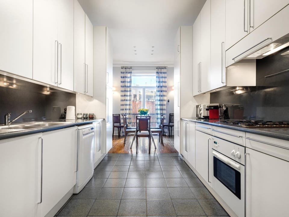Coffee/tea facilities, Kitchen or kitchenette, Dining area, dishwasher, oven, stove, toaster