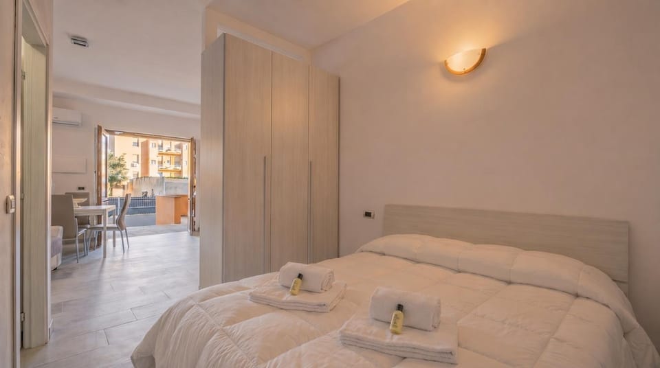 Bed, Photo of the whole room, Bedroom, towels