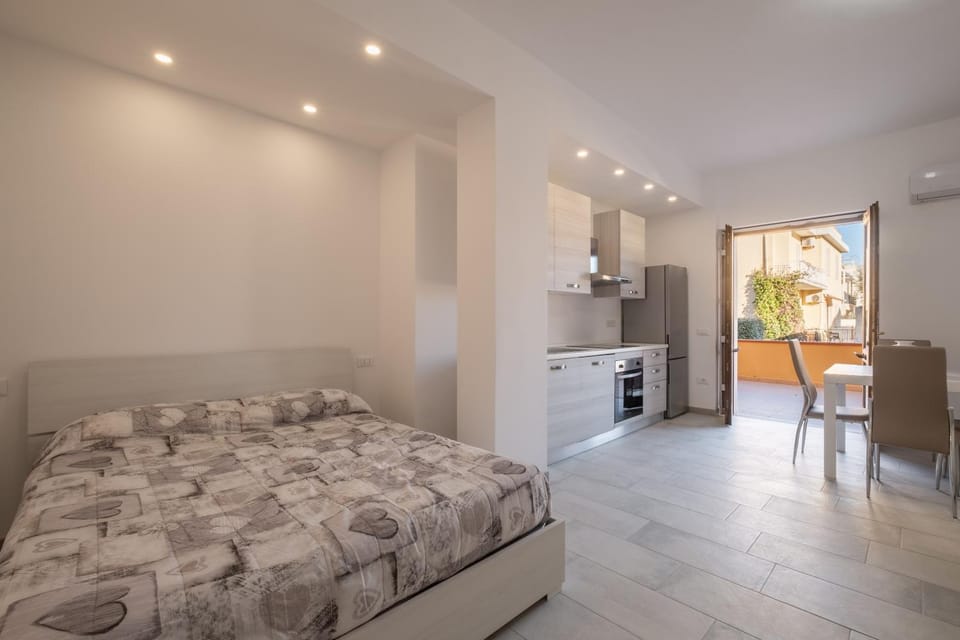 Bed, Kitchen or kitchenette, Bedroom, oven