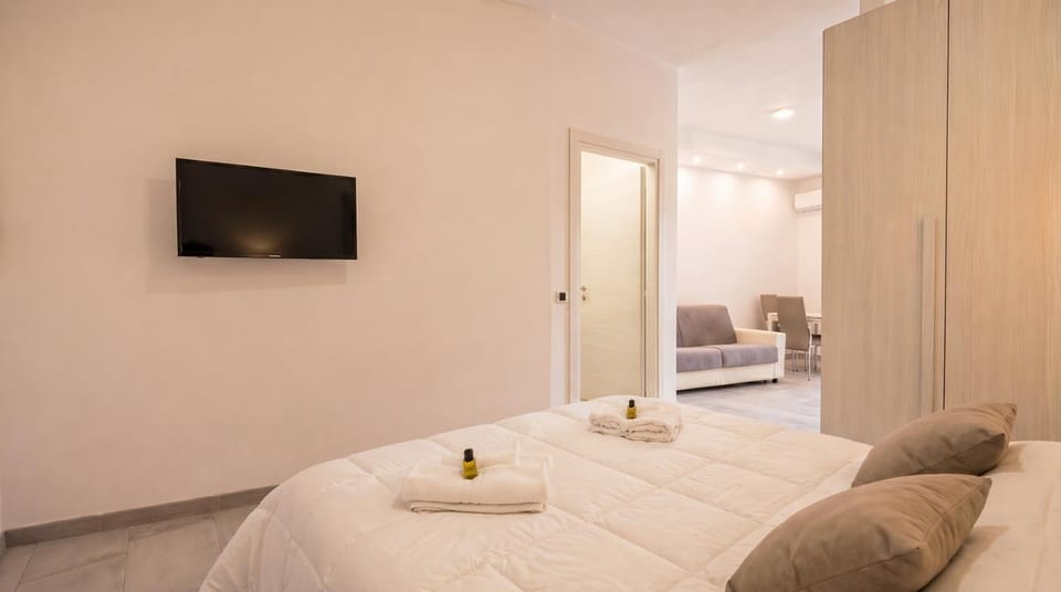 Bed, TV and multimedia, Living room, Photo of the whole room, Bedroom, towels