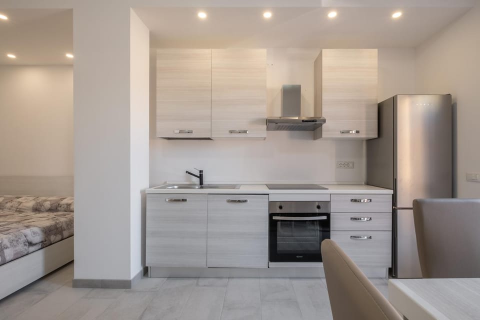 Bed, Kitchen or kitchenette, Bedroom, oven, stove