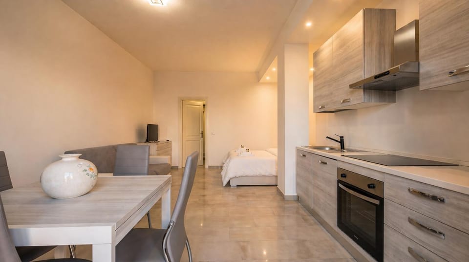 Bed, Kitchen or kitchenette, Photo of the whole room, Dining area, Bedroom, oven, stove