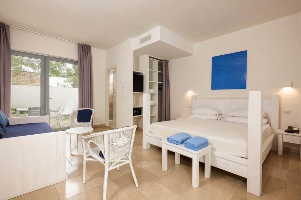 Bed, TV and multimedia, Photo of the whole room, Bedroom, hair dresser, towels, air conditioner