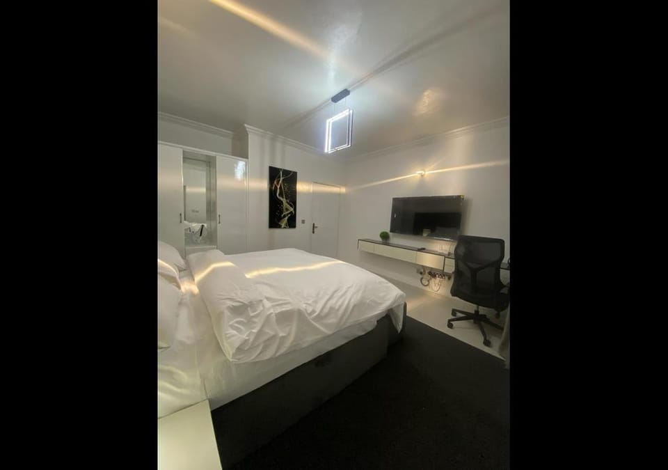 Bed, TV and multimedia, Bedroom