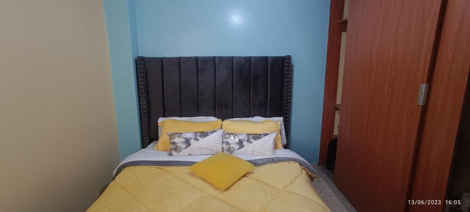 Photo of the whole room, Bedroom, towels