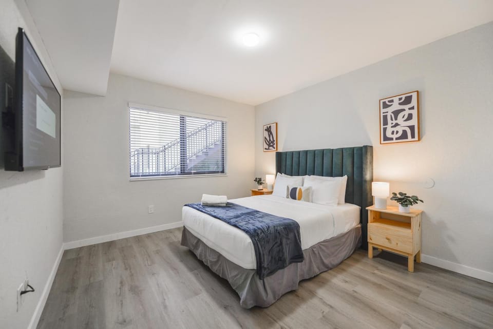 Bed, TV and multimedia, Bedroom