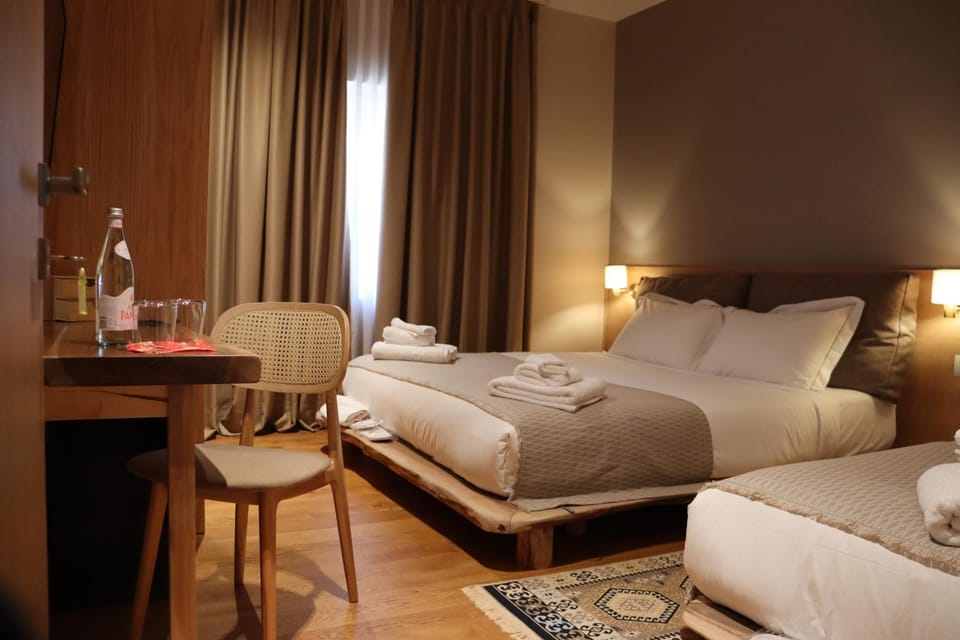 Bed, Photo of the whole room, Seating area, Bedroom