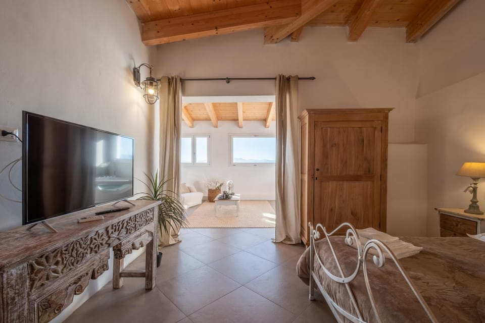 Bed, TV and multimedia, Photo of the whole room, Bedroom