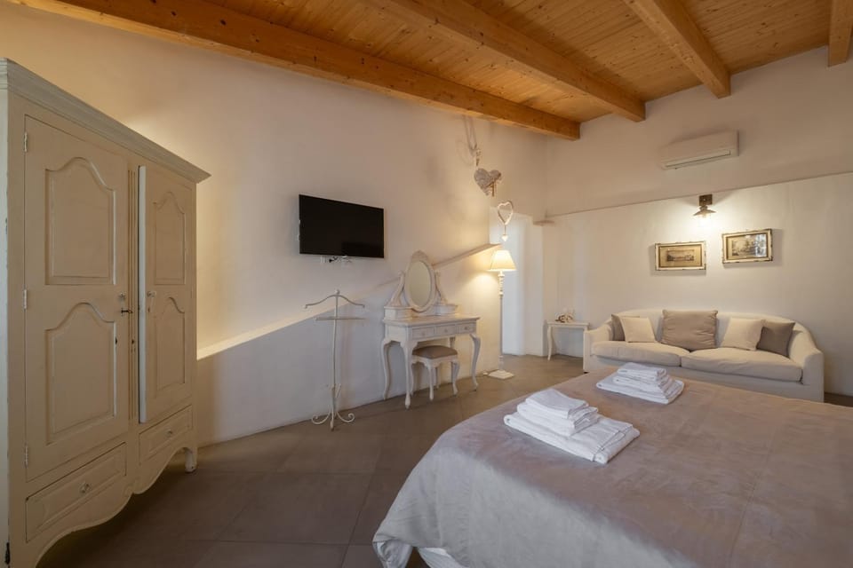 Bed, TV and multimedia, Photo of the whole room, Bedroom, towels