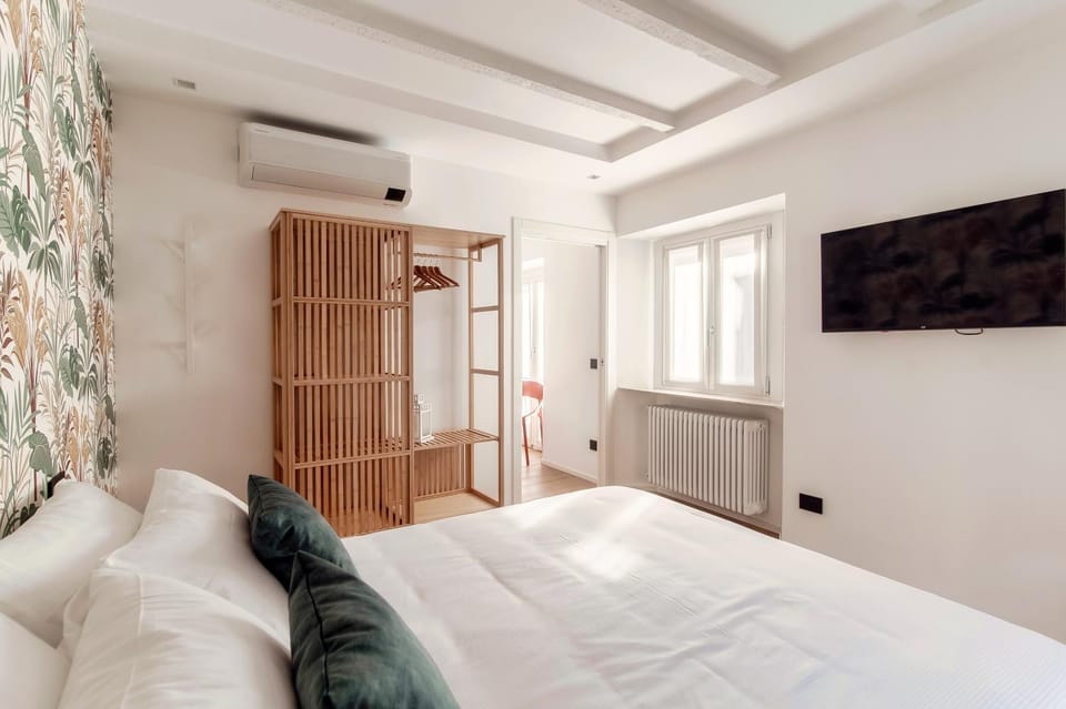 Bed, TV and multimedia, Bedroom, internet, wardrobe