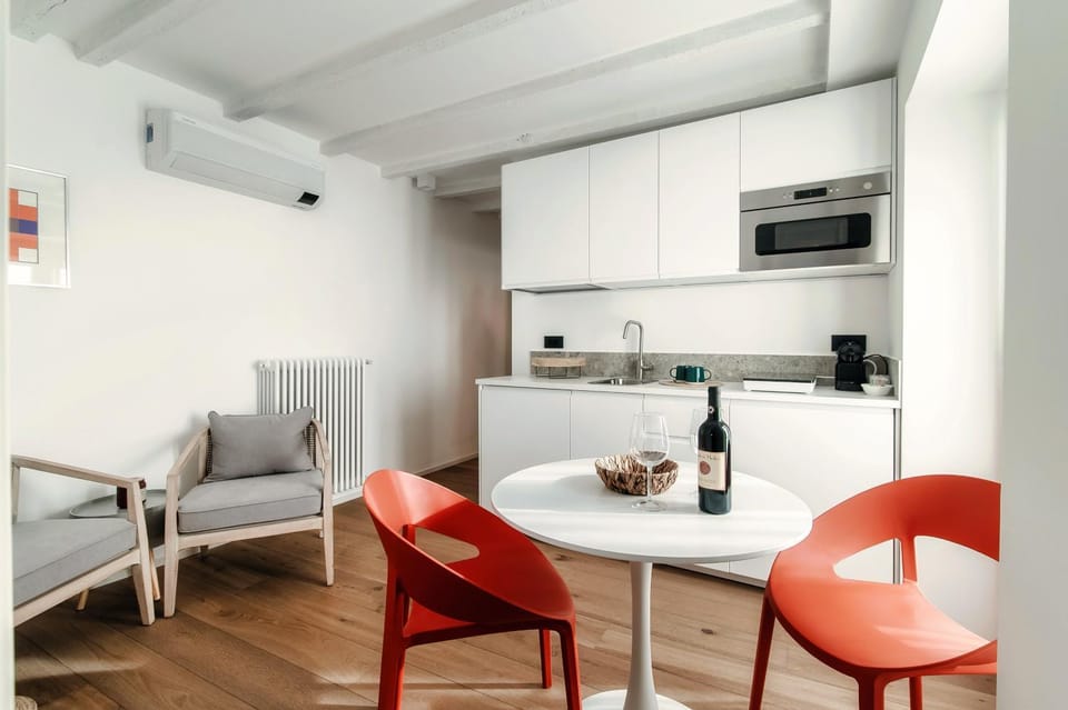 Kitchen or kitchenette, Seating area, Dining area, minibar, air conditioner