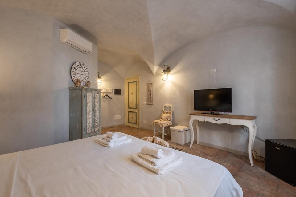Bed, TV and multimedia, Photo of the whole room, Bedroom, towels, air conditioner