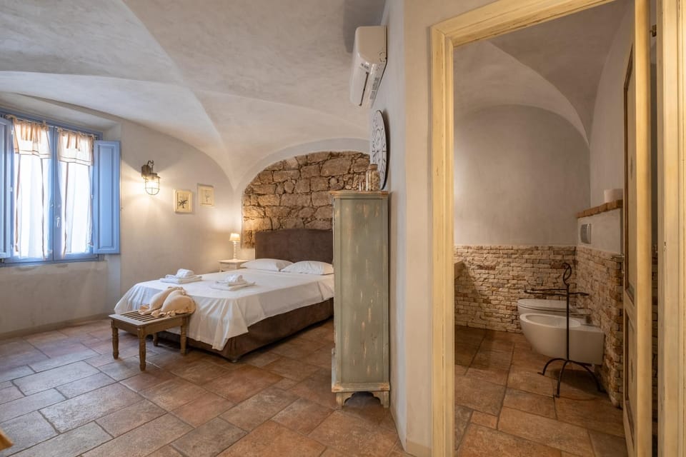 Bed, Bathroom, Photo of the whole room, Bedroom, towels, air conditioner