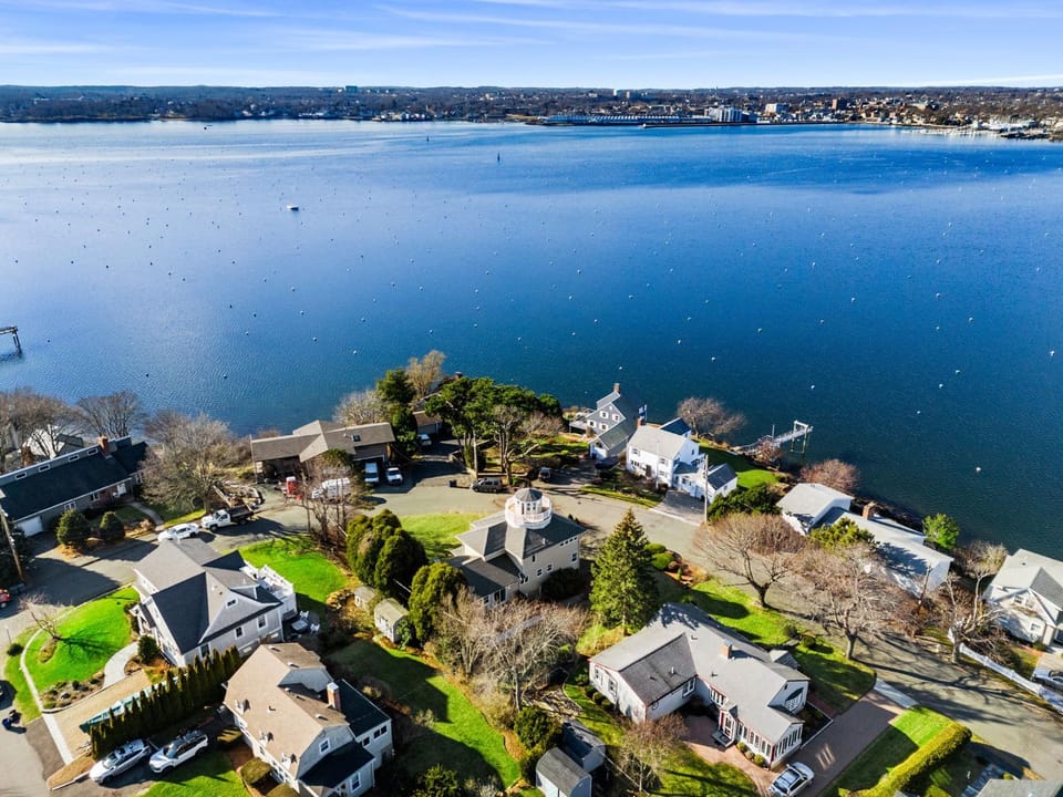 Property building, Natural landscape, Bird's eye view, Sea view, Street view