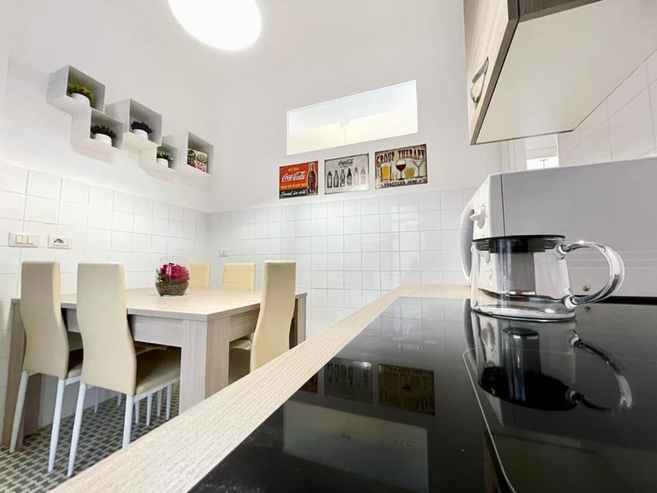 Kitchen or kitchenette, Dining area, stove