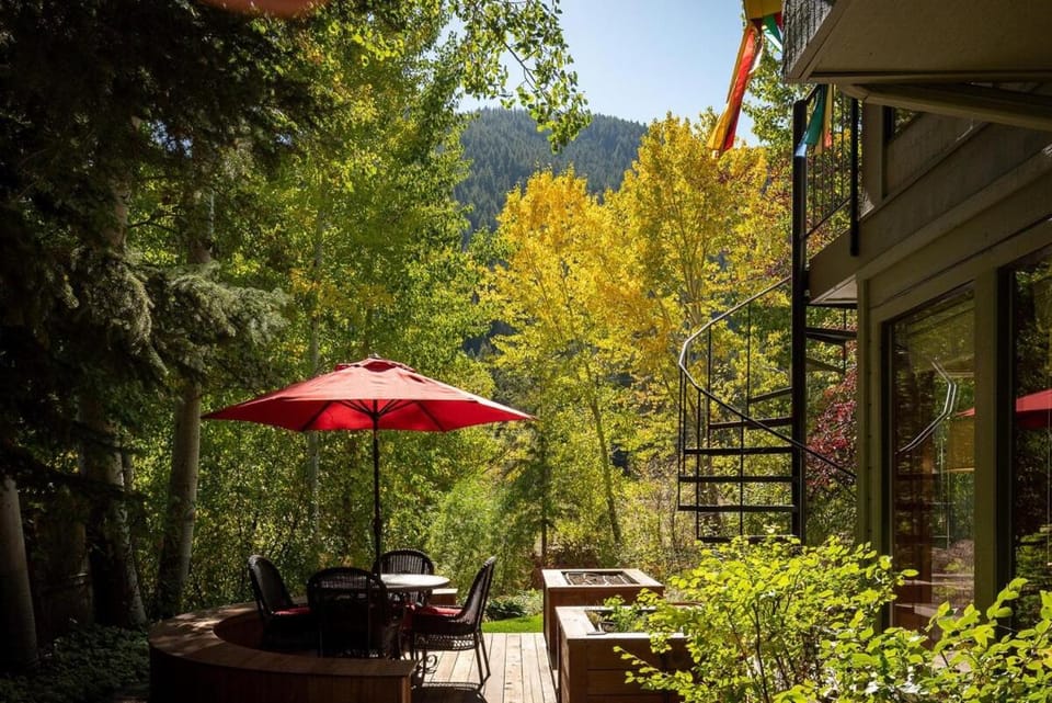 Creek Front Duplex Close to Lifts with Hot Tub House in Ketchum