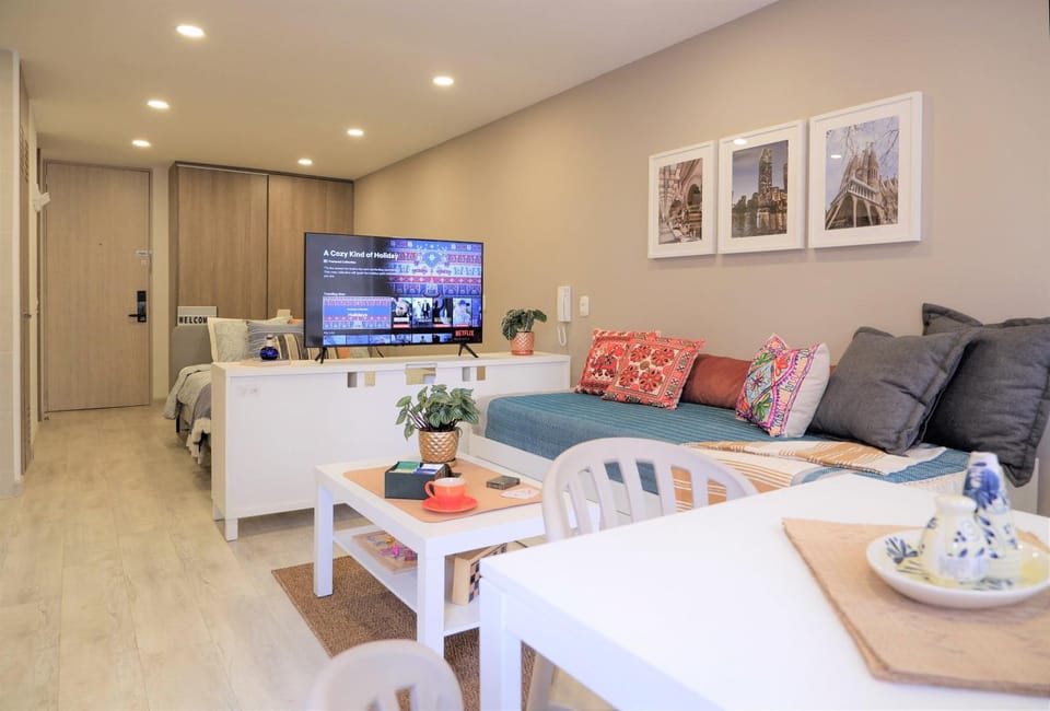 TV and multimedia, Living room, Photo of the whole room, Seating area, Dining area