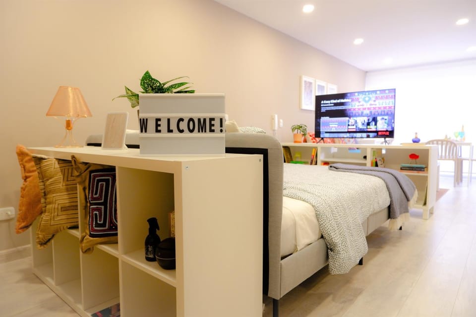 Bed, TV and multimedia, Decorative detail, Bedroom