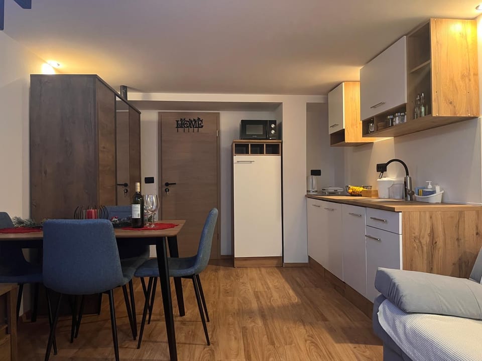 Kitchen or kitchenette, Dining area
