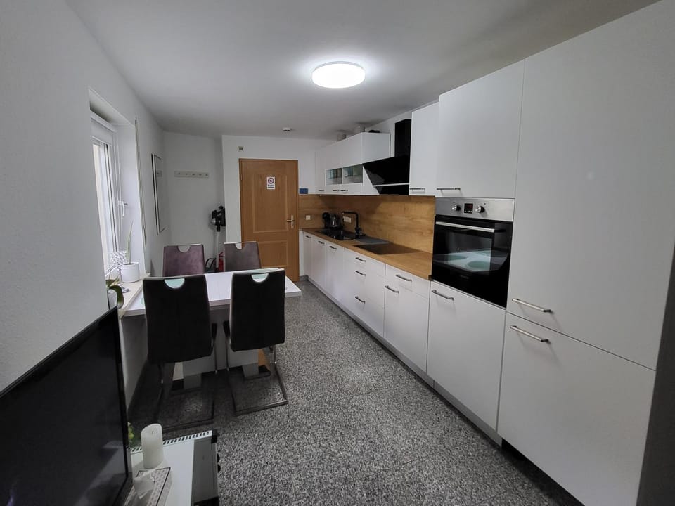 Kitchen or kitchenette, Dining area, oven, stove