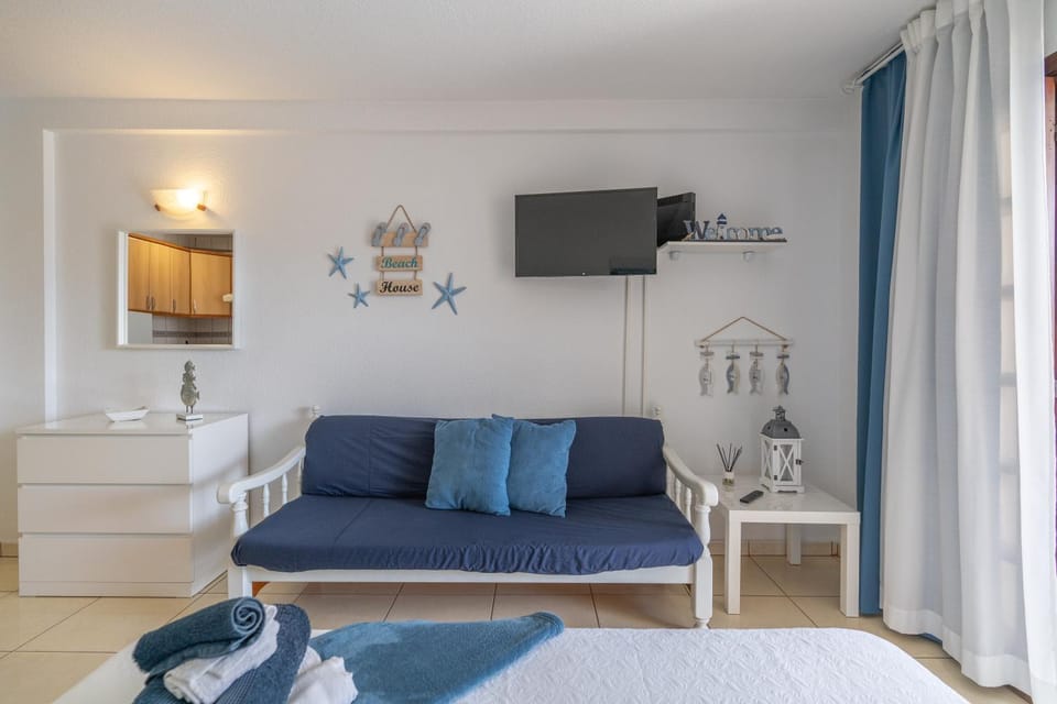 Bed, TV and multimedia, Living room