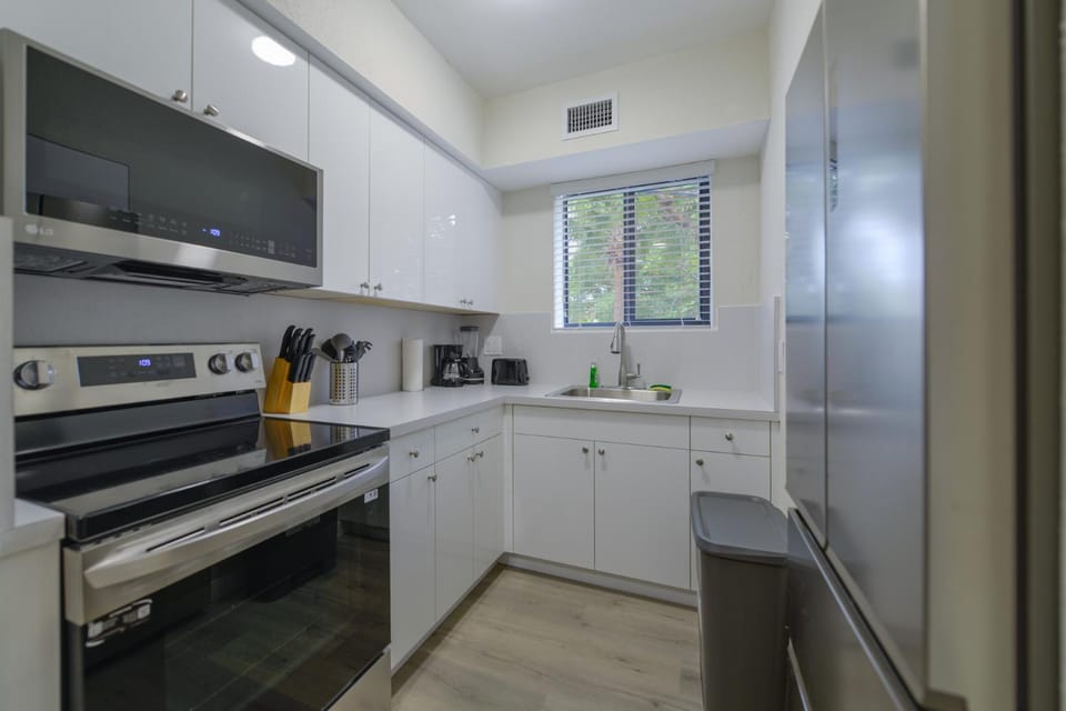 Kitchen or kitchenette, minibar