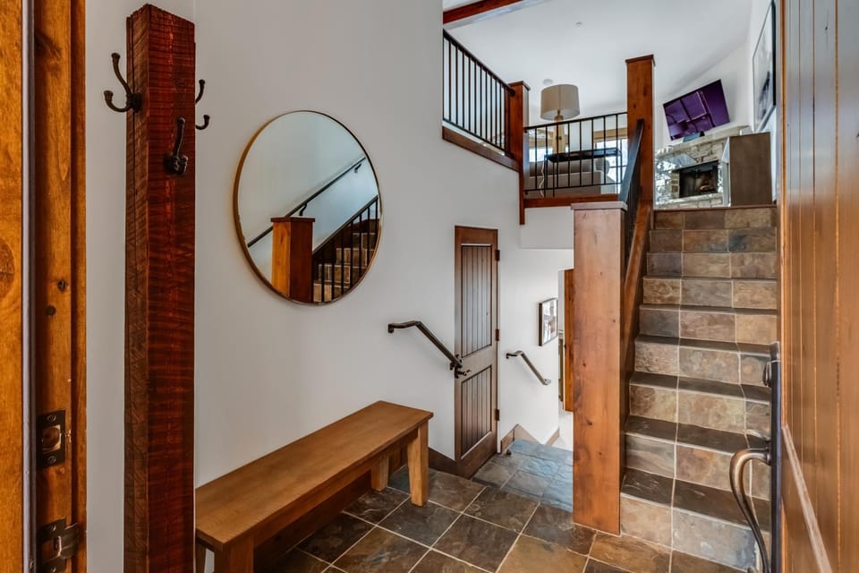 SkiView Family Home with Riverfront Hot Tub House in Ketchum