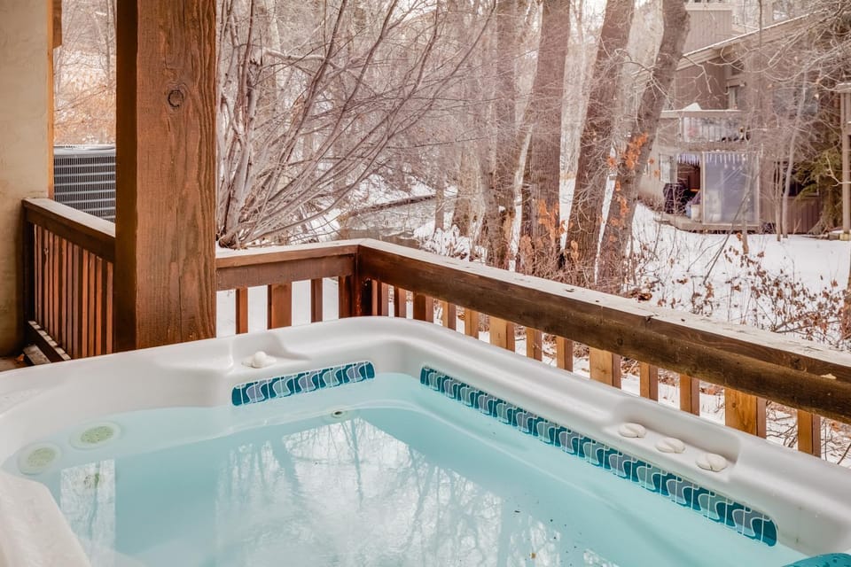 SkiView Family Home with Riverfront Hot Tub House in Ketchum