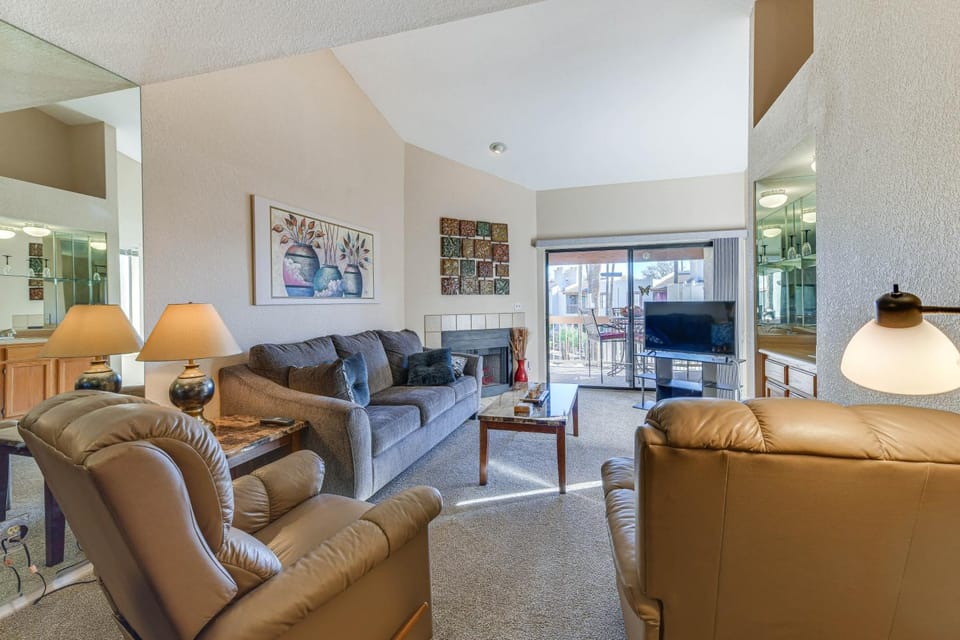 Steps to Pool & Hot Tubs! Snowbird Escape in Mesa House in Mesa