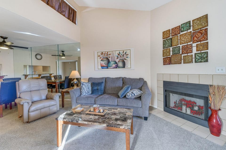Steps to Pool & Hot Tubs! Snowbird Escape in Mesa House in Mesa