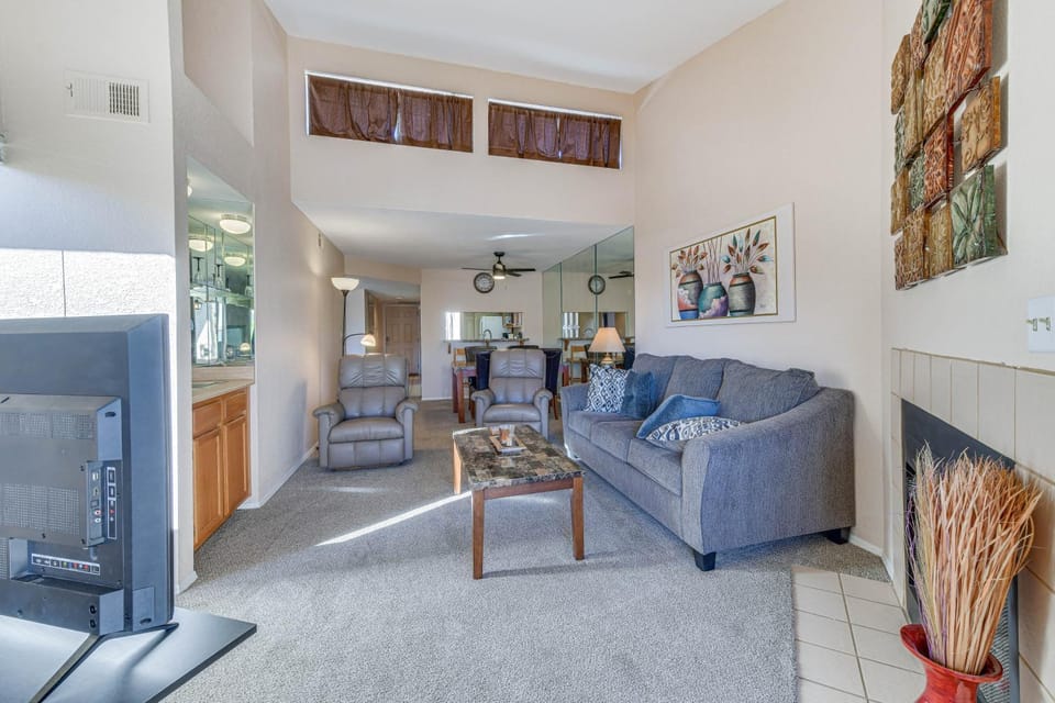 Steps to Pool & Hot Tubs! Snowbird Escape in Mesa House in Mesa