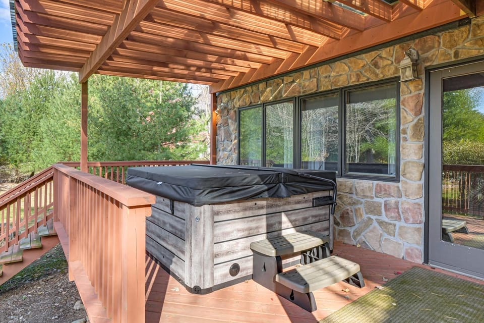 Lake Arbutus! Game Room, Hot Tub and Pontoon! House in Wisconsin