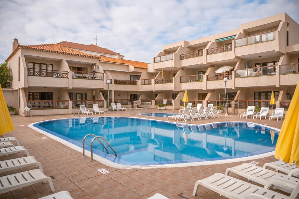 Property building, Swimming pool, sunbed