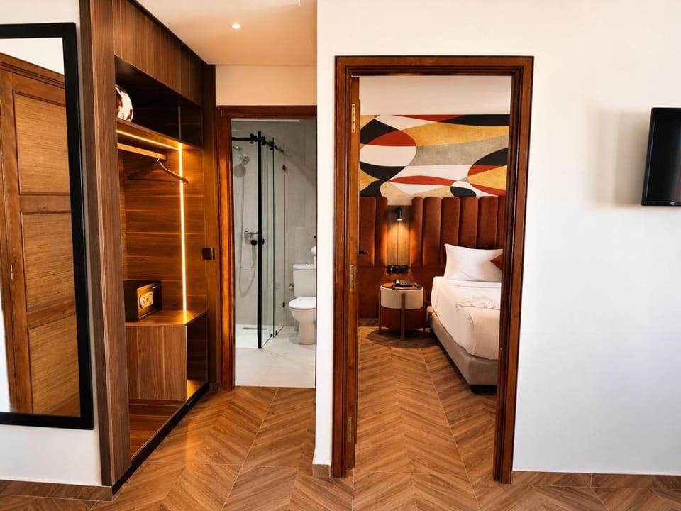 Shower, Bed, Bathroom, Photo of the whole room, Bedroom, safe, wardrobe