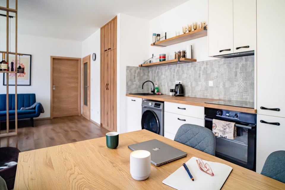 Kitchen or kitchenette, Seating area, Dining area, stove