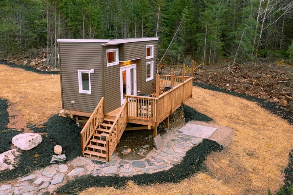 Sunflower Suite - The Dordean Suites of Chester Chalet in New Brunswick