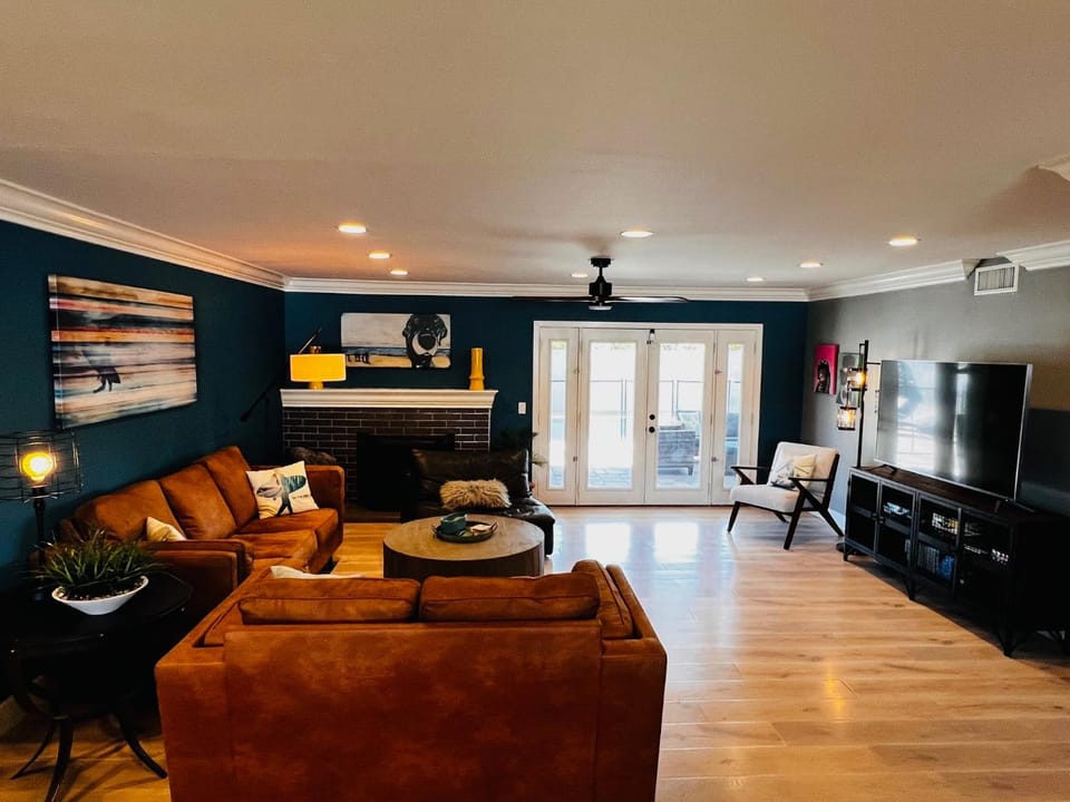 Huntington Beach, AC, Pool, Hot Tub, Detached Office, Close to Beach, Outside Entertaining Area House in Costa Mesa